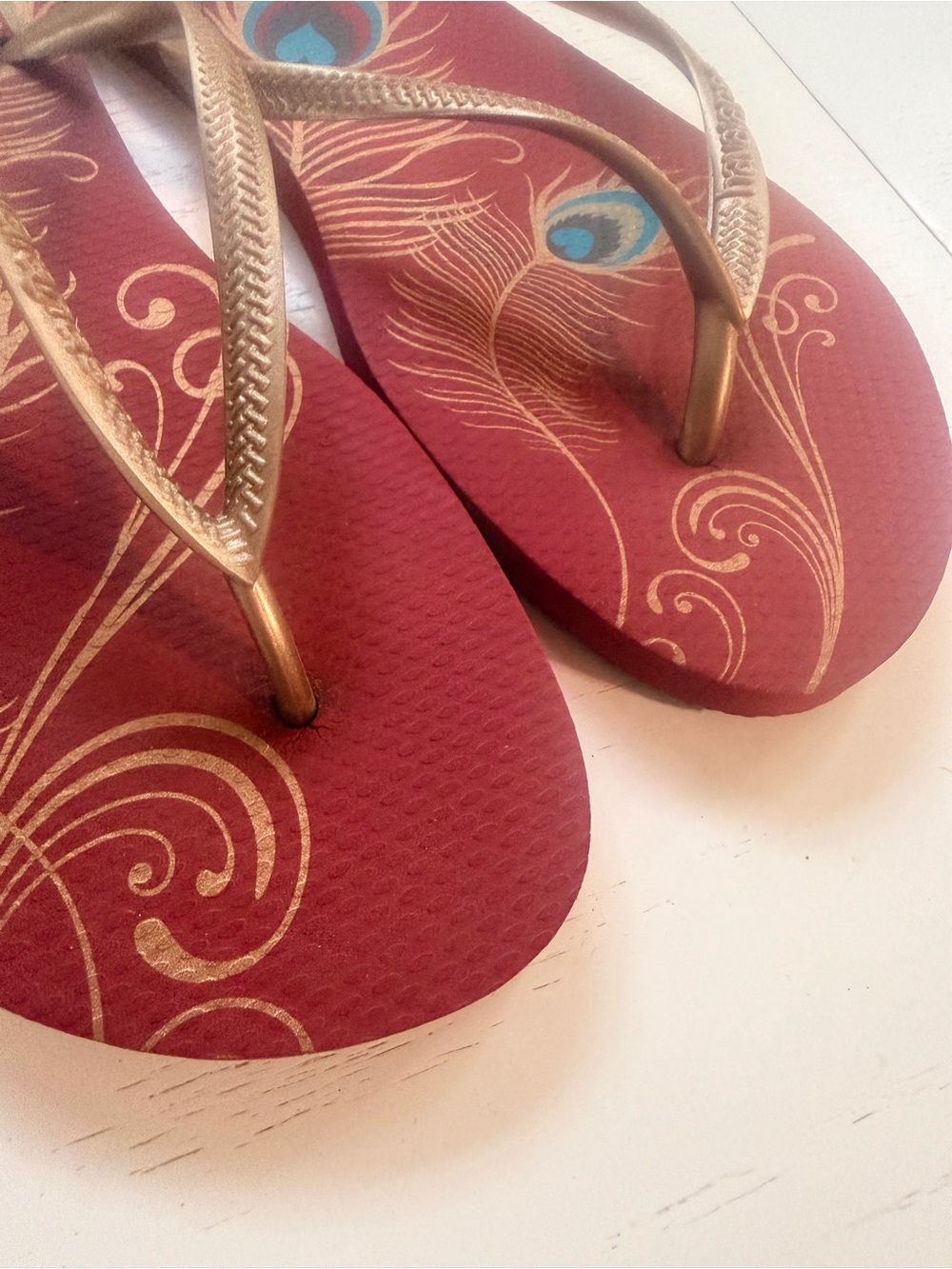 Havaianas Women's Red Flip Flops with thin Metallic Gold Straps, peacock design - Picture 3 of 5